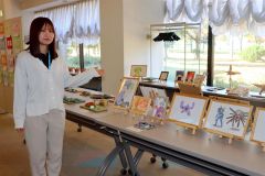 文化祭への来場を呼び掛ける村教委の冨波明里社会教育主事