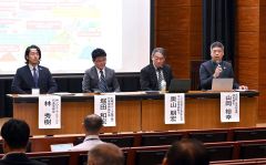 トークセッションで本別町の取り組みを紹介する山岡さん（右）