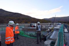 工事が進む広内川橋を見学する報道関係者