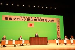 基調報告を行う釧路保護観察所の宮下所長（中央）