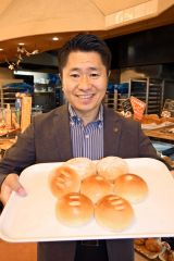 看板商品の「あんぱん」と杉山社長