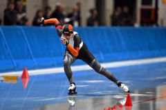 【女子500メートル】ホームストレートからからコーナーへ入る稲川くるみ(金野和彦撮影)
