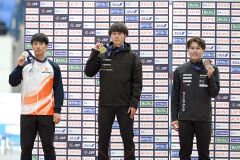 男子500メートル表彰。右から3位の村上右磨、優勝の森重航、2位の倉坪克拓