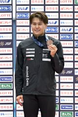 男子500メートル表彰。3位の銅メダルを手に写真に納る村上右磨(金野和彦撮影)