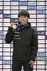 男子500メートルの表彰台で、金メダルを掲げる森重航(金野和彦撮影)