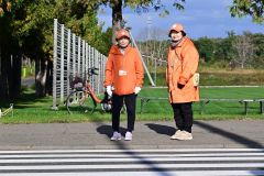 20年間、子供たちの登校を見守り続ける田西昭子さん(写真左)