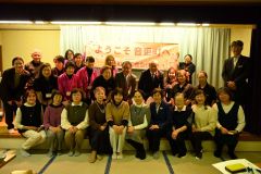 音更町内を訪れた標津町商工会女性部の一行（前列左から５人目が君成田部長）と、歓迎した音更町商工会女性部のメンバーら（２列目左から５人目が宮森部長、同６人目が山本会長、同７人目が小野町長）