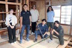 空き家の解体作業を見学に来た関係者。前列に座っているのが橋本さん（右）と片川さん