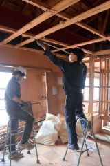 空き家の解体作業に励む橋本さんと片川さん