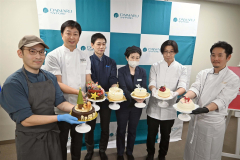 今年のクリスマスケーキをＰＲするパティシエら。「スパークル」をテーマに店ごとの独自性を出している（大丸札幌店で行われたお披露目会）