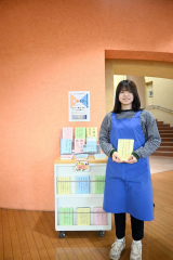 「本のまくら」コーナーを紹介する担当者
