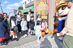 電信通り商店街でハロウィーンパレード 2