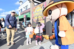電信通り商店街でハロウィーンパレード 3