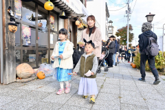 電信通り商店街でハロウィーンパレード 4