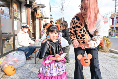 電信通り商店街でハロウィーンパレード 5