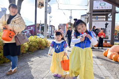 電信通り商店街でハロウィーンパレード 7
