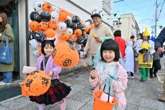 電信通り商店街でハロウィーンパレード