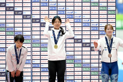 女子1000メートルで優勝し、表彰で笑顔を見せる高木美帆(中央)=金野和彦撮影