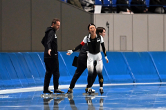 女子1000メートルでトップに立ち、ヨハンコーチとタッチを交わす高木美帆(右)=金野和彦撮影