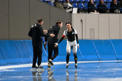 女子1000メートルでトップに立ち、ヨハンコーチとタッチを交わす高木美帆(右)=金野和彦撮影