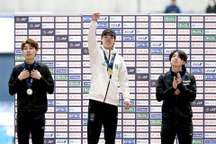 男子1500メートルで初優勝を飾り表彰台でガッツポーズをする笠原光太朗(中央)。左は2位の山田和哉、右は3位の山田将矢(金野和彦撮影)