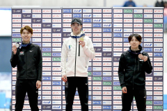 男子1500メートル表彰でメダルを掲げる(右から)3位の山田将矢、優勝の笠原光太朗、2位の山田和哉(金野和彦撮影)