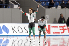 男子1500メートル最終組で、同走の蟻戸一永(右)に競り勝ち、2位に入賞した山田和哉
