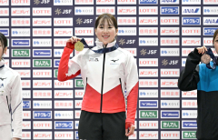 女子5000メートル表彰で金メダルを掲げ、笑顔で記念写真に収まる堀川桃香(金野和彦撮影)