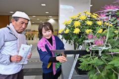 菊花同好会が初の展示ガイドツアー　おびひろ菊まつり～こぼれ話