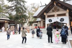 参拝者でにぎわう帯廣神社境内(26日午前11時20分ごろ、助川かおる通信員撮影)