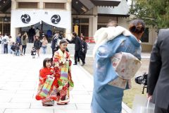 参拝に訪れた家族連れ(26日午前10時40分ごろ、助川かおる通信員撮影)