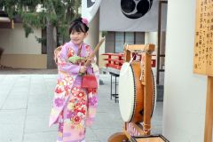 「歳太鼓」をたたく参拝者(助川かおる通信員撮影)