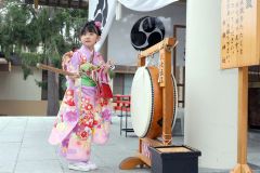 「歳太鼓」をたたく参拝者(助川かおる通信員撮影)