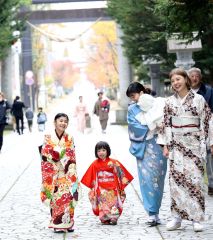 七五三シーズン到来　帯廣神社に笑顔あふれる