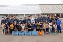 サツマイモの収穫を楽しんだ園児と見守った高校生ら