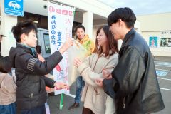 「ダイコン募金」を呼び掛ける参加者ら