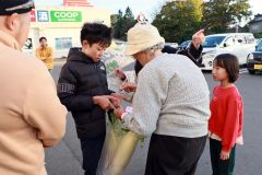 「ダイコン募金」を呼び掛ける参加者ら