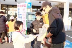 「ダイコン募金」を呼び掛ける参加者ら