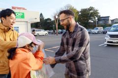 「ダイコン」で募金を呼び掛け　大樹の「おやじの会」の児童ら