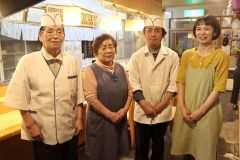 竹葉寿司を営む杉山さん一家。左から杉山さん、妻の美枝子さん、峰彦さん、理紗さん