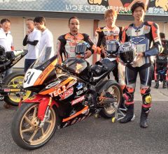 十勝４時間耐久レースで総合２連覇を遂げたＴＥＡＭ　ＴＥＣ２（右から２人目が小林崇晶、十勝スピードウェイ提供）