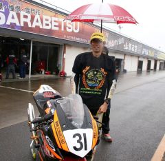 降雨の最終戦決勝も優勝し、年間チャンピオンになった小林崇晶（十勝スピードウェイ提供）