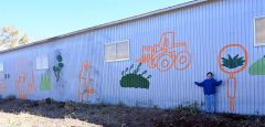 西原農場の貯蔵庫壁面に描かれたアートと、クリエイターの泉さん