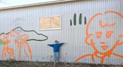 完成した壁画と、制作したクリエイターの泉さん