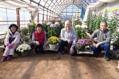 菊花展示会をＰＲする音更菊花研究会のメンバーら（右から２人目が坪会長）