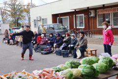 開始前から住民が集まり行列をつくった