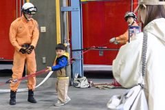 ロープと滑車を使った救助体験に挑戦する子ども