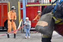 ロープと滑車を使った救助体験に挑戦する子ども