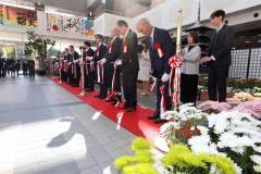 米沢則寿帯広市長(前列手前から7人目)らのテープカットで開幕したおびひろ菊まつり(助川かおる通信員撮影)