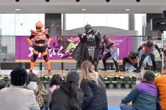 ”帯広市黙認”のご当地ヒーロー「ジバサンダー」のパフォーマンスも披露された